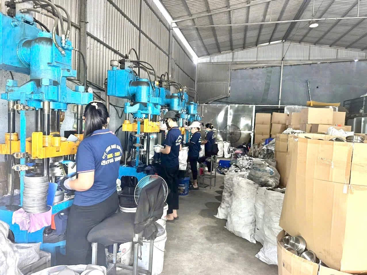Công nhân vận hành máy tại xưởng LTP