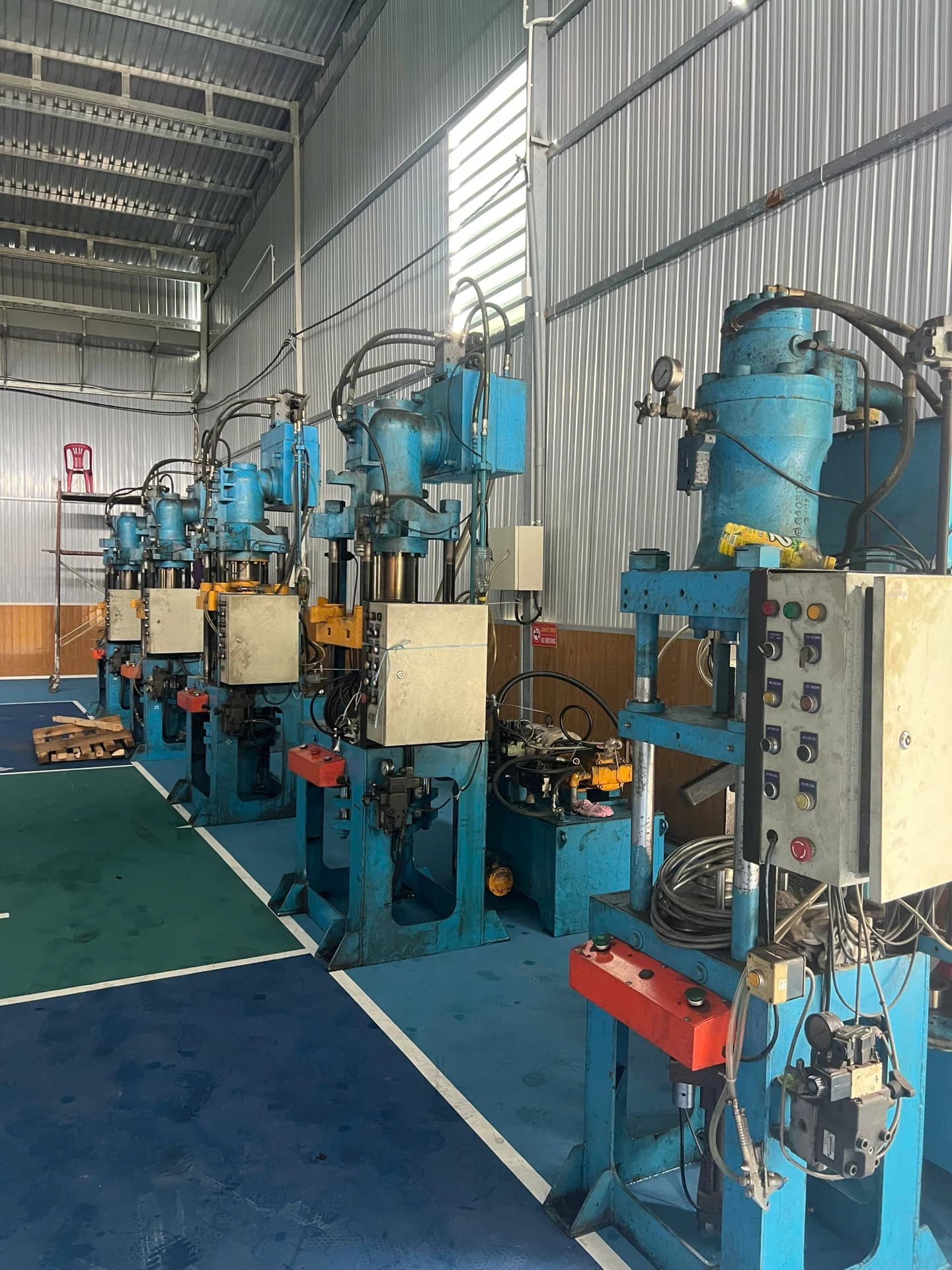 Dãy máy ép tạo hình tại xưởng LTP