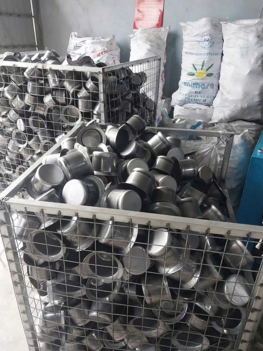 Ly inox sau khi dập, chờ chuyển sang khâu đánh bóng